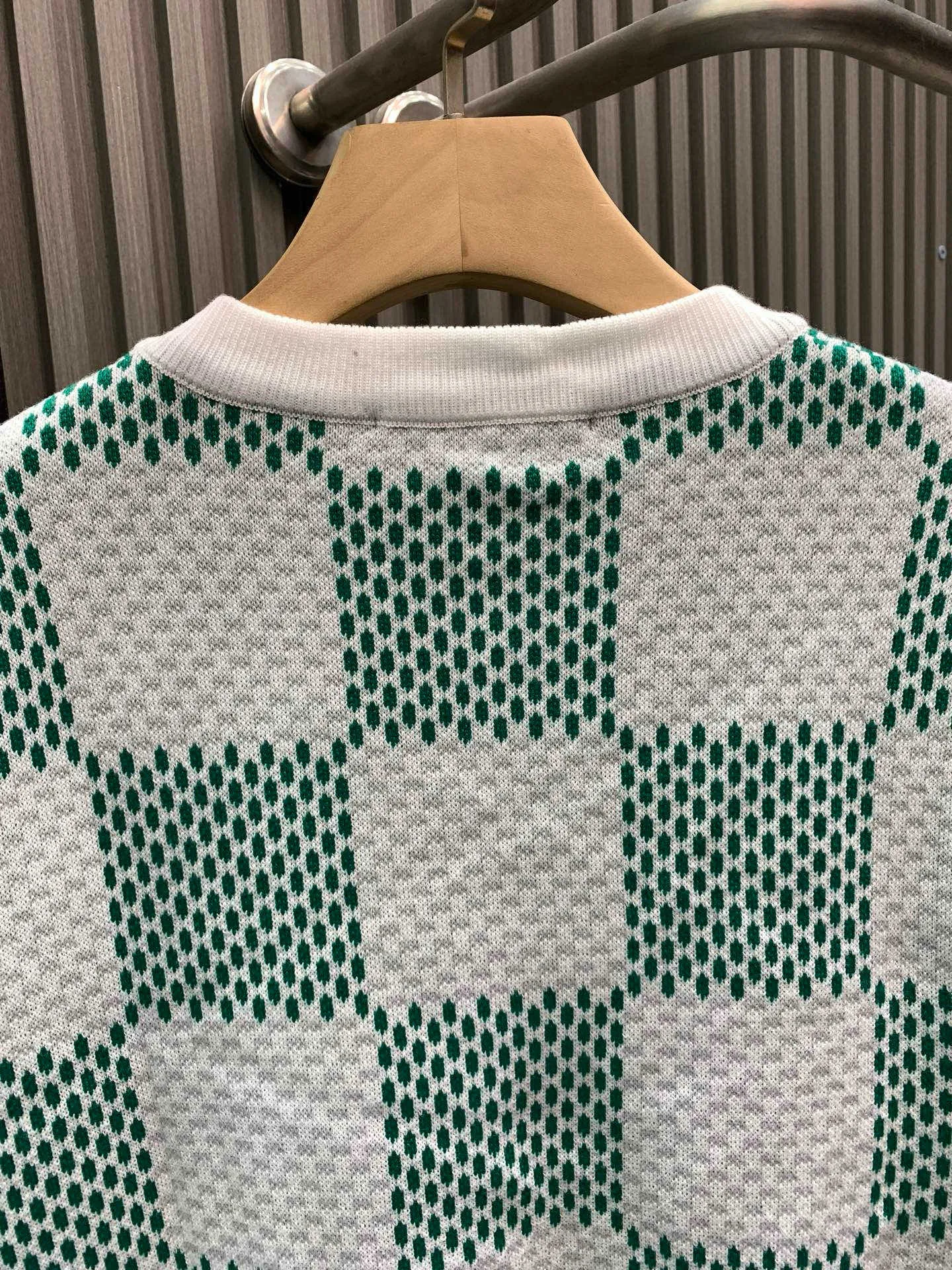 🅿️340 🀄️ Louis Vuitton Louis Vuitton*25SS green checkerboard round neck long-sleeved sweater. Originally purchased for 11,340. Fei Dong co-branded series. It is made of 14s fine knitting pieces and woven pieces imported from Germany. The knitting threads are color-matched. Environmentally friendly fixed dyeing. Customized cotton yarns are introduced. The yarns are processed by mercerization. Jacquard fabrics require fine yarn count and extremely high requirements for raw cotton. The body of the garment is made of imported 7-knit silk square weaving and jacquard craftsmanship. Each piece takes 150 minutes. The letter pattern adopts a double-sided wool hanging process, which is fine workmanship and clear texture. The extremely fine weaving thread is made of environmentally friendly fiber. The stitching uses a 9-pin plate. Each closing edge must be selected by hand. The stitching must be tight and smooth. The front, back, left, and right of the product body are neatly aligned. Combined with a special soft wash process, the body fabric has a soft and waxy drape feel. The softly stretched environmentally friendly microfiber creates the bottom layer and is not easily deformed when stretched.